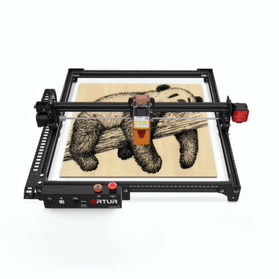 Grabador láser Ortur Laser Master 2 Pro con sistema de pórtico cartesiano grabando una ilustración de oso panda sobre madera
