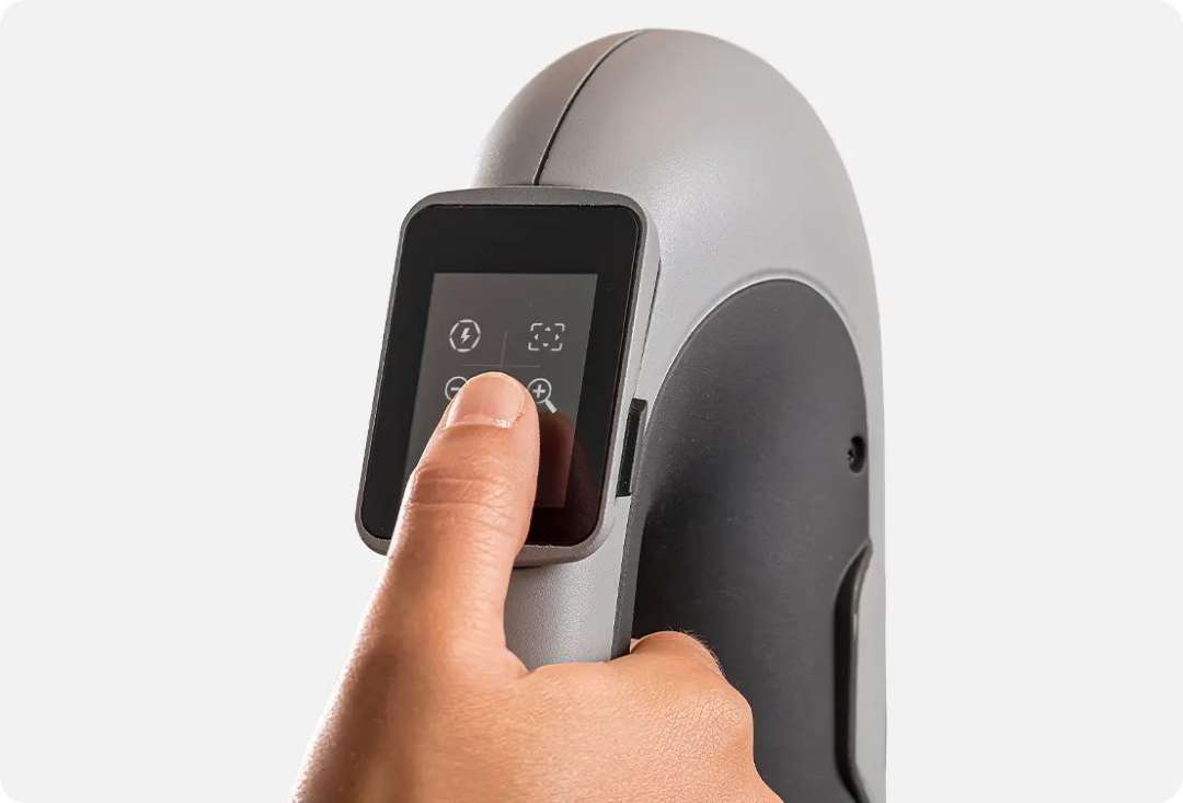 Pulgar interactuando con la pantalla táctil integrada en la empuñadura del escáner Peel 3