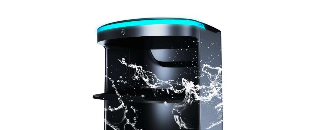 Sección superior del PUDU HolaBot con agua salpicando sobre la superficie del cuerpo, demostrando la construcción resistente al agua e interior lavable del compartimento