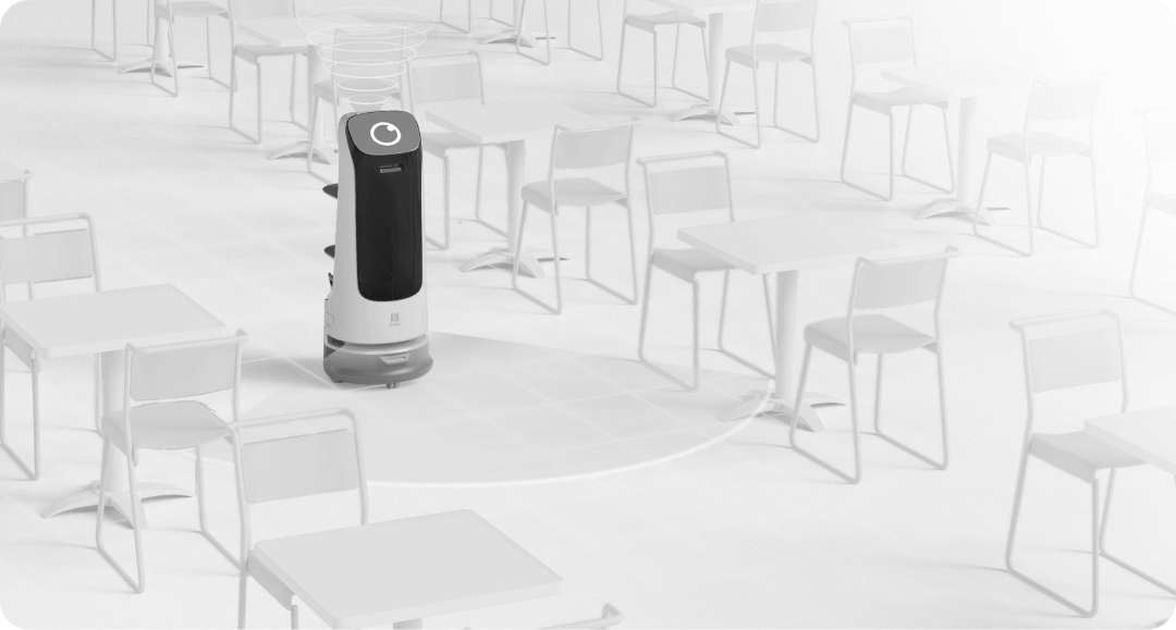 PUDU KettyBot navegando de forma autónoma entre mesas y sillas en un restaurante, vista cenital