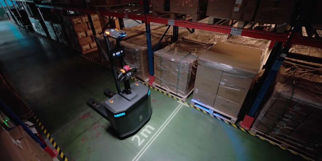 Carretilla elevadora automatizada PUDU MP2000 en un pasillo de almacén con una proyección de 2 m