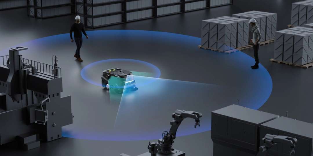 3D-рендер PUDU MT1, що навігує заводською підлогою вночі, — блакитні LiDAR-дуги на 360° та передній RGB-D-промінь сприйняття глибини, два робітники у касках на задньому плані