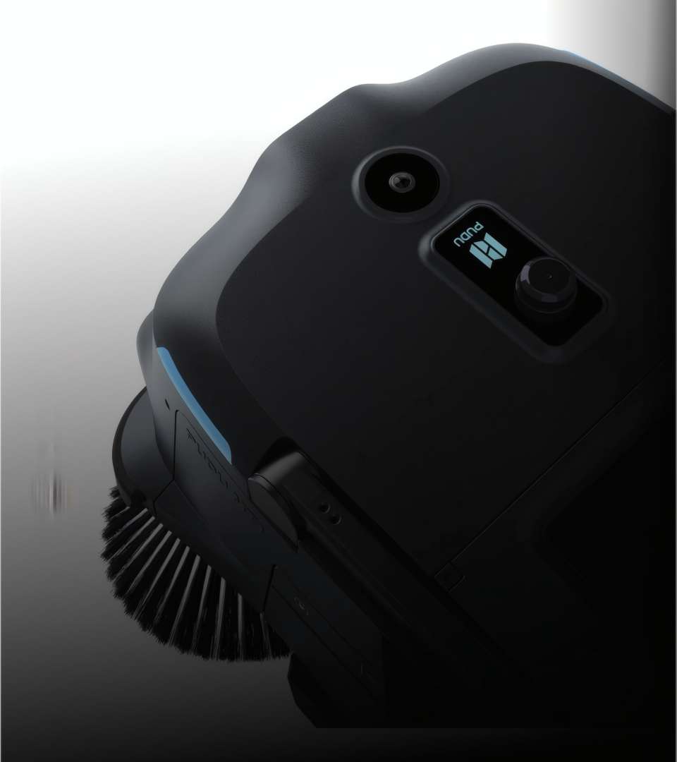 Великий план переднього верхнього кута PUDU MT1 із VSLAM-камерою, RGB-камерою, дисплеєм логотипу PUDU та бічною щіткою, що обертається — деталь сенсорного вузла