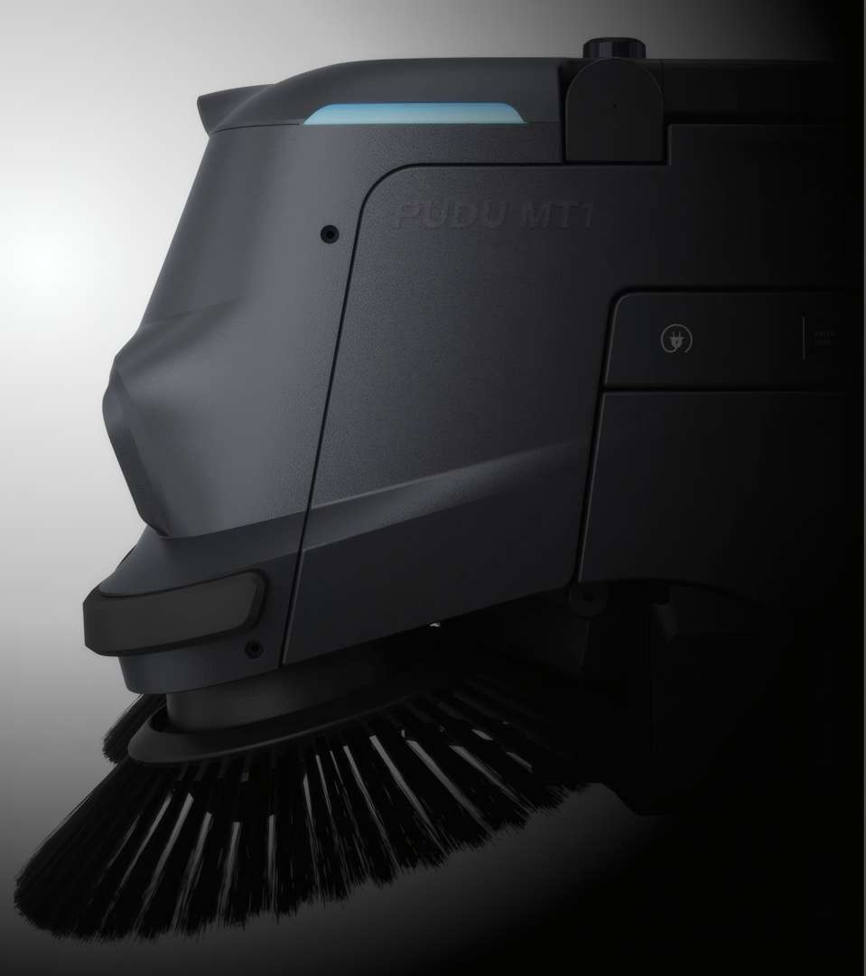 Великий план переднього профілю PUDU MT1 із вузлом бічної щітки, синьою LED-смугою індикатора та маркуванням PUDU MT1 на корпусі