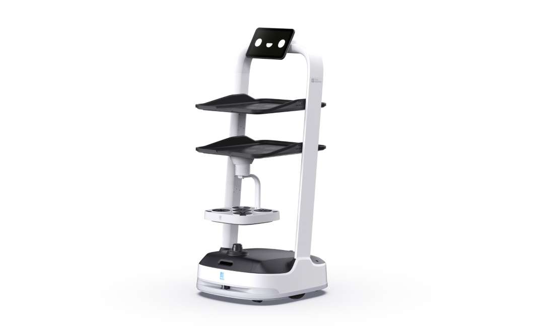 Robot de reparto autónomo PUDU PuduBot 2 en vista de tres cuartos con tres bandejas metálicas negras de altura regulable y pantalla táctil LCD de 10,1 pulgadas sobre chasis blanco