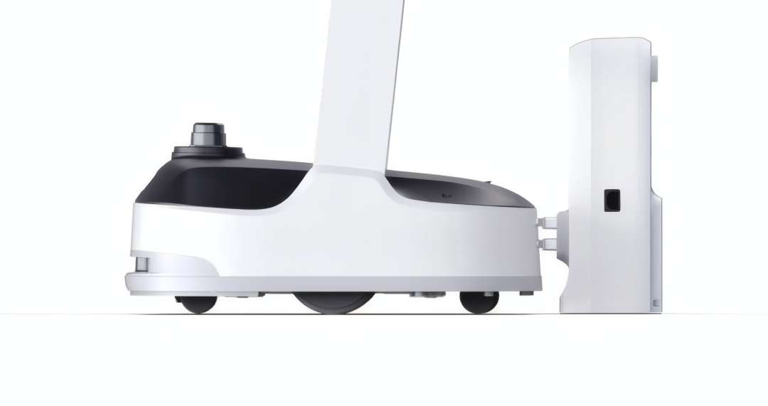 Robot PUDU PuduBot 2 acoplado en su estación de carga automática en vista de perfil lateral, mostrando el contacto de la placa de electrodos y el diseño compacto de la unidad de carga