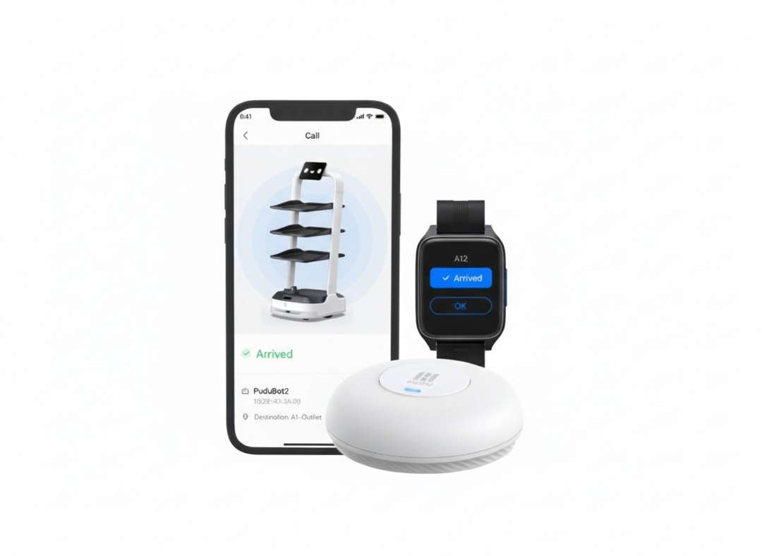 Ecosistema de llamadas del PUDU PuduBot 2: aplicación PuduLink en smartphone mostrando estado Llegado, reloj inteligente 4G confirmando entrega en mesa A12 y unidad pasarela Pudu Pager