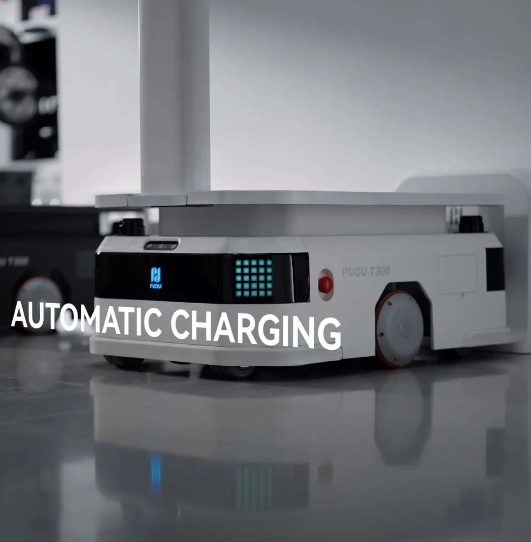 PUDU T300 aproximándose a la estación de carga automática, mostrando el panel frontal del robot y las luces de navegación