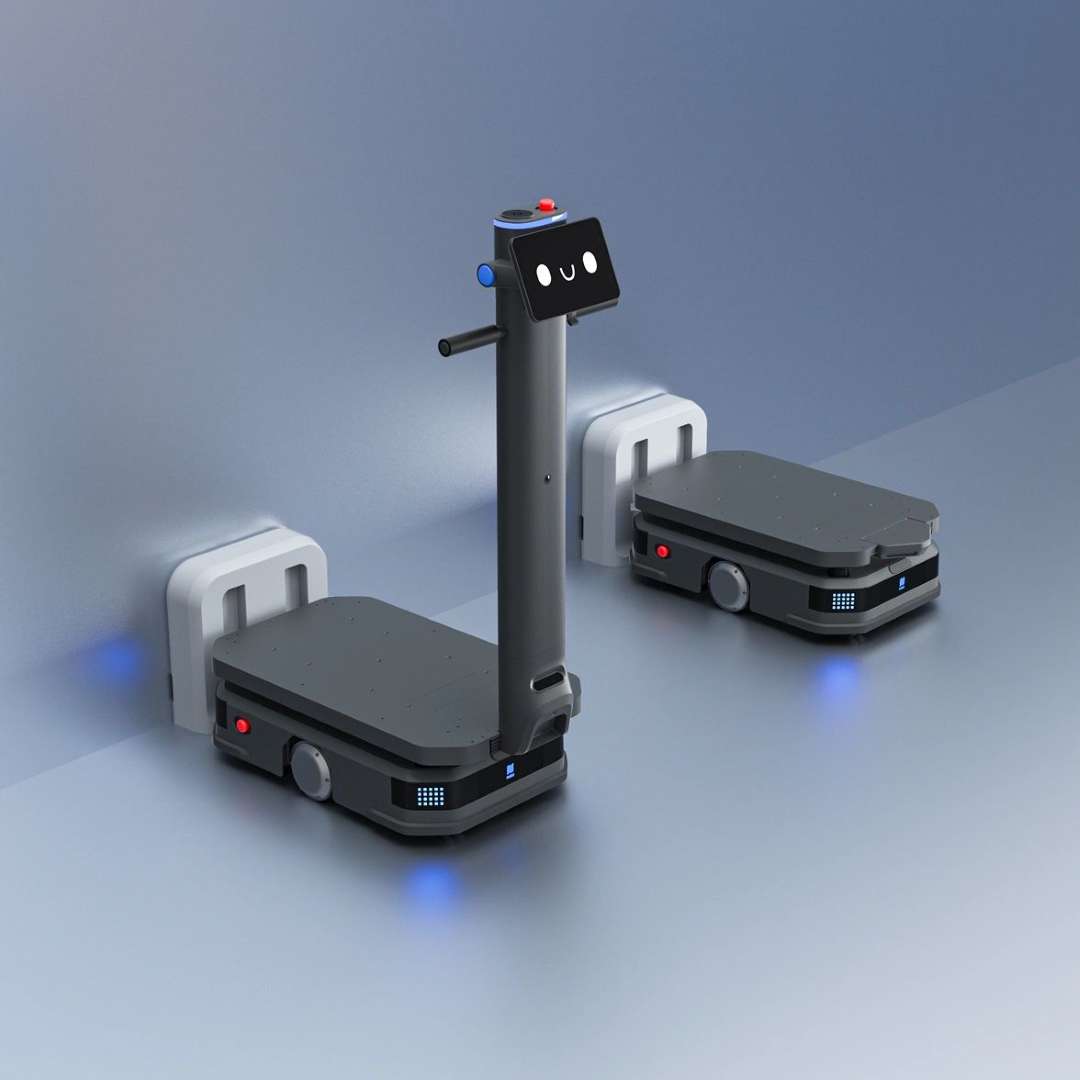 Modelos PUDU T600 Estándar y Underride acoplándose de forma autónoma a estaciones de carga automáticas para la recarga sin intervención manual