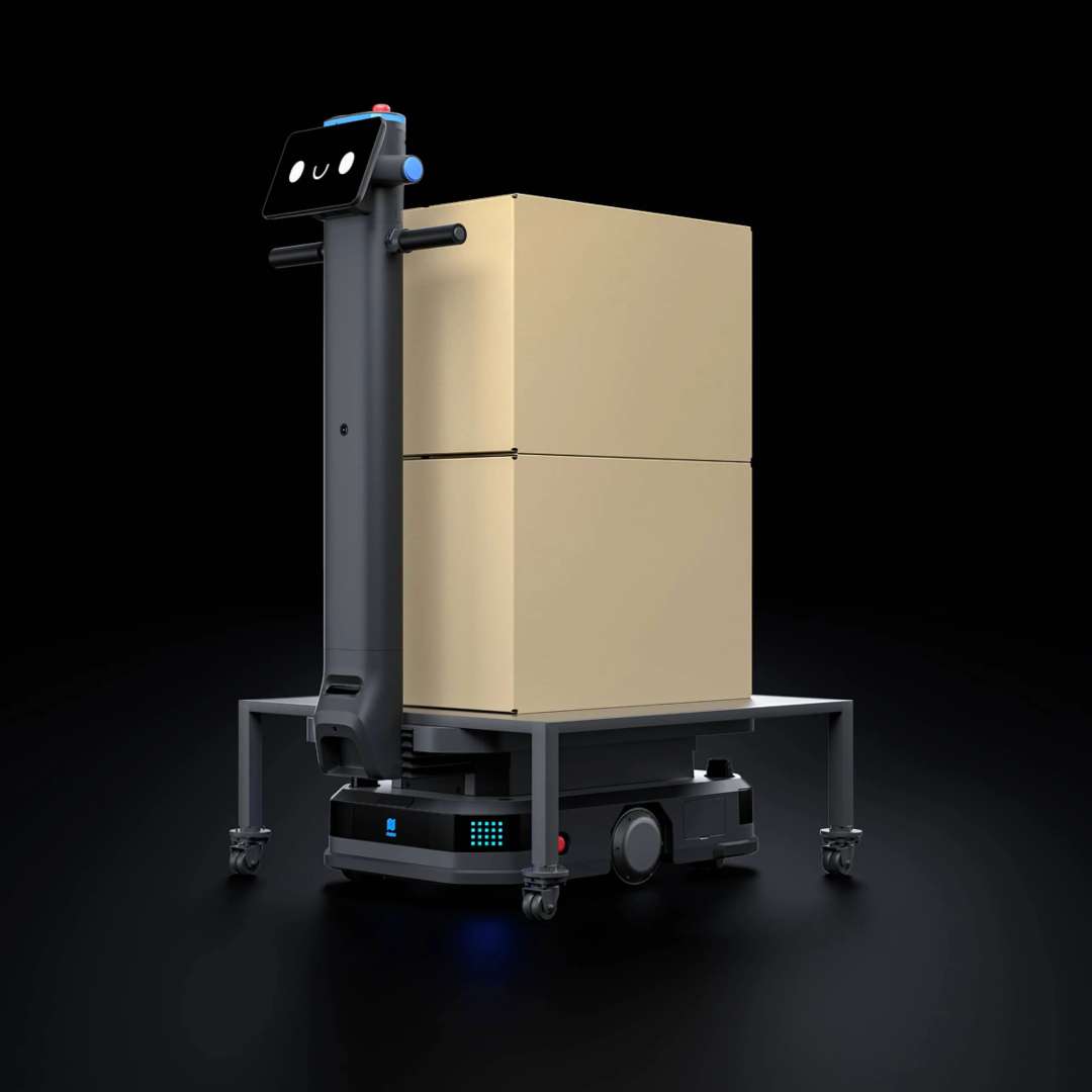 Modelo Estándar PUDU T600 transportando dos grandes cajas de cartón apiladas sobre la plataforma de soporte de carga sobre fondo oscuro de estudio