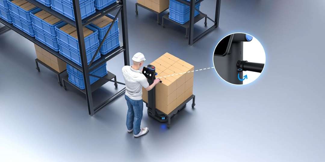 Trabajador de almacén con casco utilizando el mango de asistencia de potencia para controlar manualmente el PUDU T600 Estándar mientras transporta una plataforma de carga completa