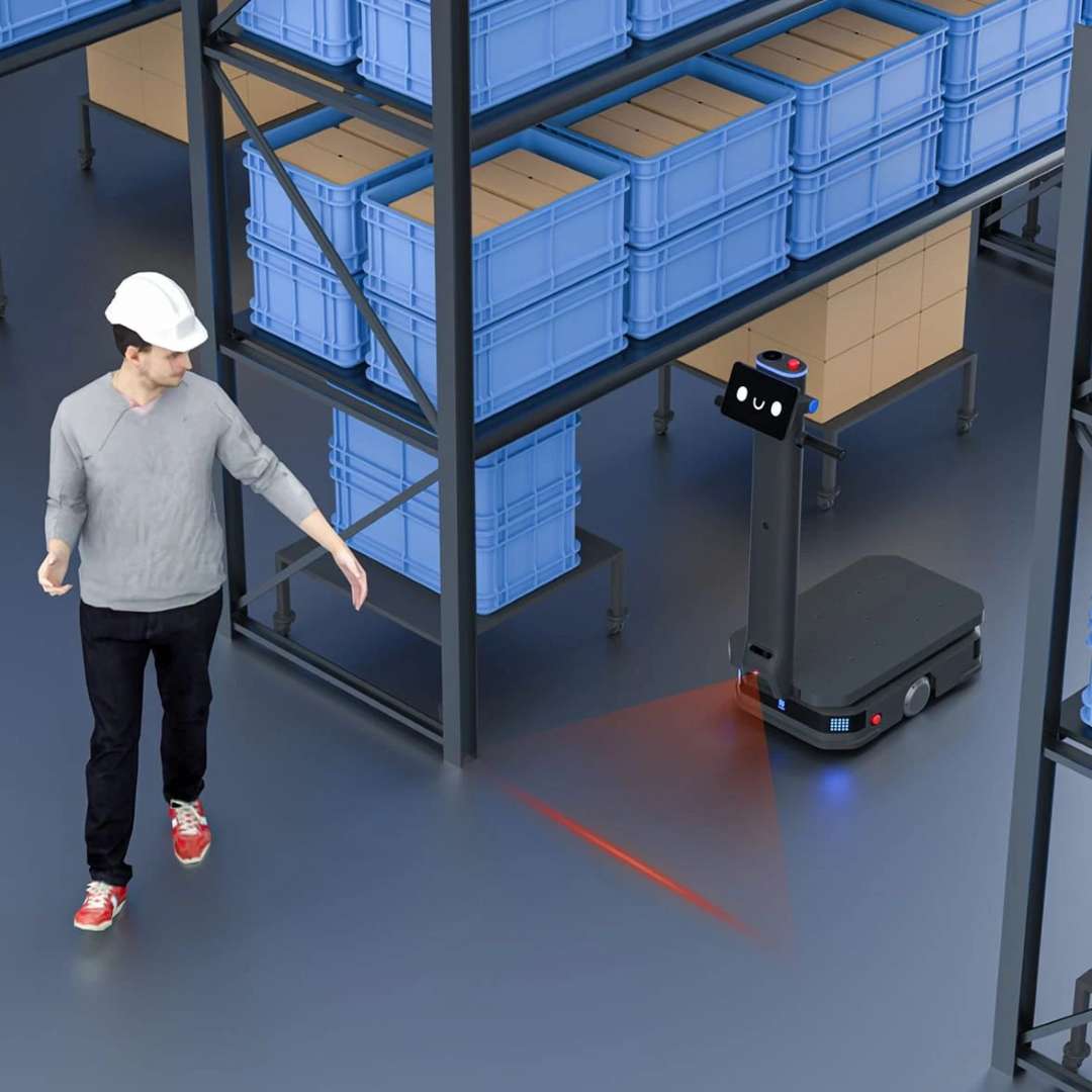 PUDU T600 Estándar proyectando una marca lineal de seguridad roja en el suelo frente a su trayectoria mientras un trabajador de almacén con casco se aproxima en un pasillo de estantería