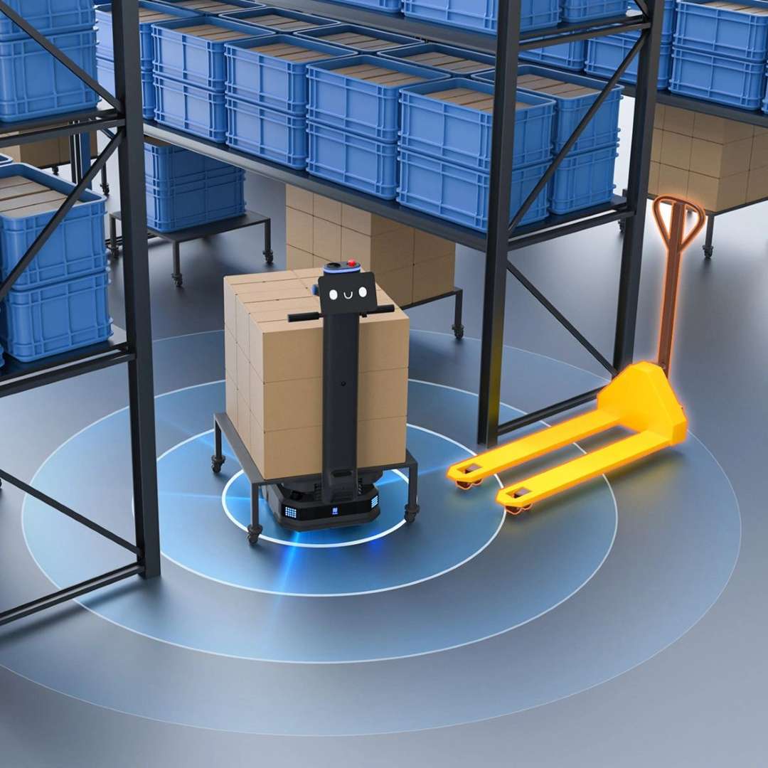Sistema de detección de obstáculos del PUDU T600 en acción: barrido circular del sensor LiDAR identificando un transpalet dentro del perímetro de detección de seguridad en un pasillo de almacén