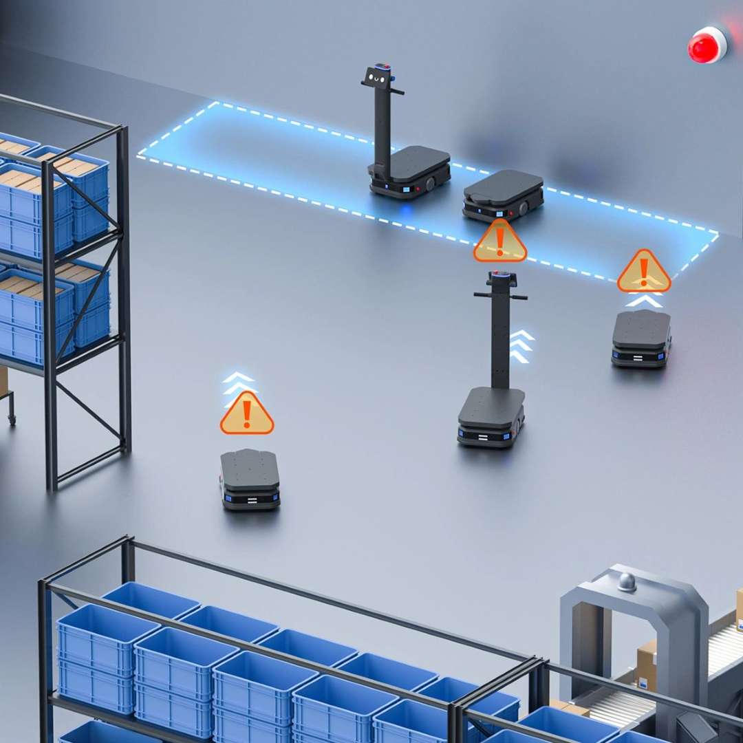 Múltiples robots PUDU T600 ejecutando la reorientación de emergencia ante desastres con triángulos de advertencia naranja y señal de alarma de incendio activa en el almacén