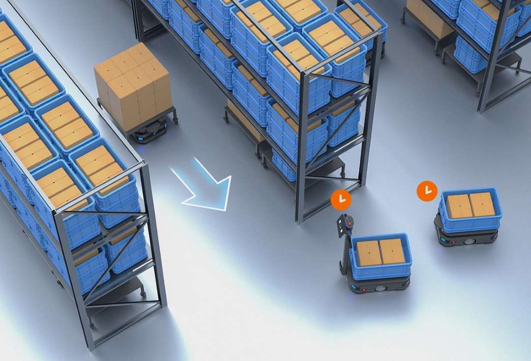 Múltiples robots Underride PUDU T600 transportando contenedores de plástico azules en pasillos de almacén con flechas de rerouting de ruta en tiempo real
