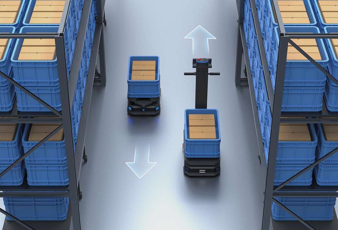 Dos robots AMR PUDU T600 cruzándose en direcciones opuestas por un pasillo estrecho de almacén gracias al sistema inteligente de gestión del tráfico bidireccional