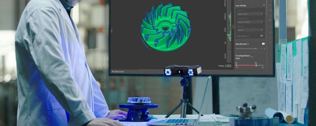 El Revopoint MetroX Pro escanea el impulsor de una turbina, creando un modelo 3D verde en forma de nube de puntos en la pantalla