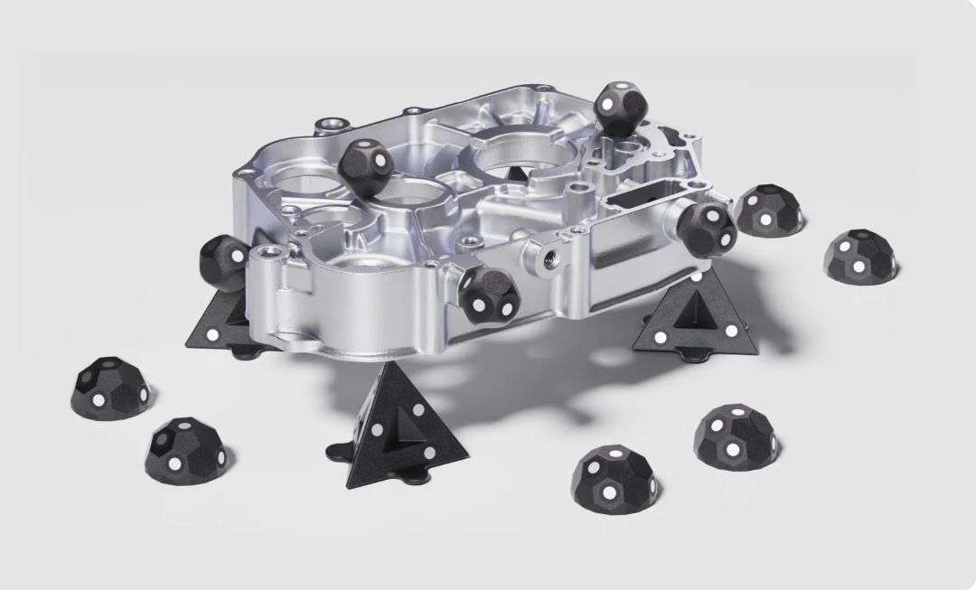 Pieza mecánica metálica preparada para el escaneo 3D con marcadores geométricos y esféricos de seguimiento