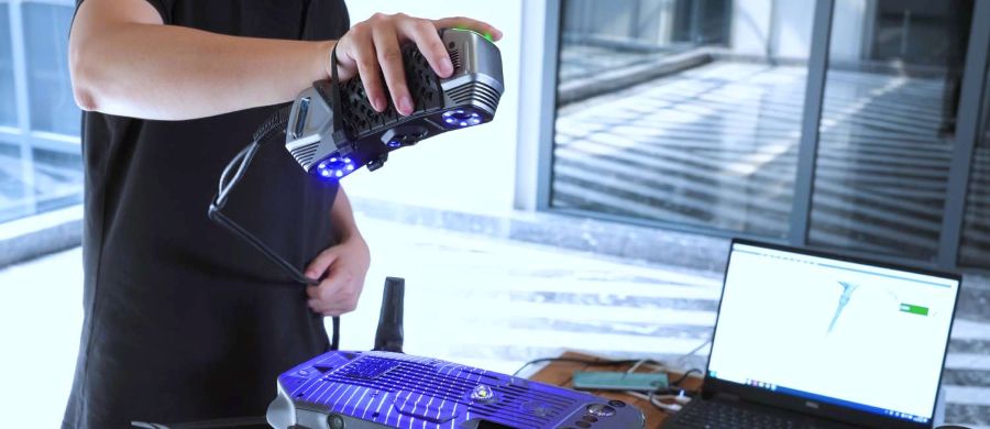 Escáner 3D Scanology SimScan 42 Gen2 capturando detalles finos en una estructura industrial compleja.