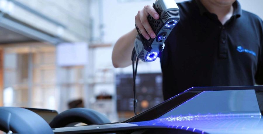 El escáner SimScan 42 Gen2 demostrando su precisión de grado metrológico en un componente industrial.