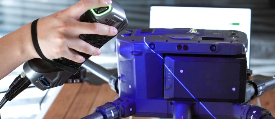 El Scanology SimScan 42 Gen2 escaneando superficies negras y reflectantes sin necesidad de preparación.