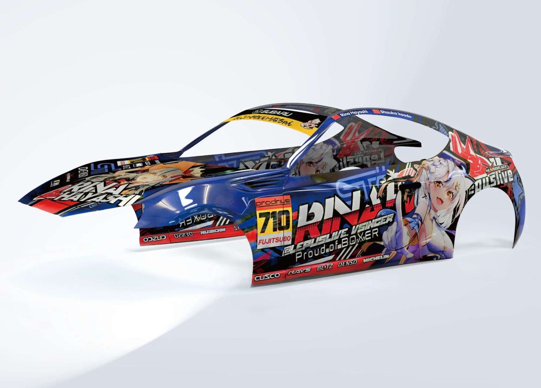 Carrocería azul de un modelo a escala con decoración estilo anime itasha y múltiples logotipos de patrocinadores de carreras