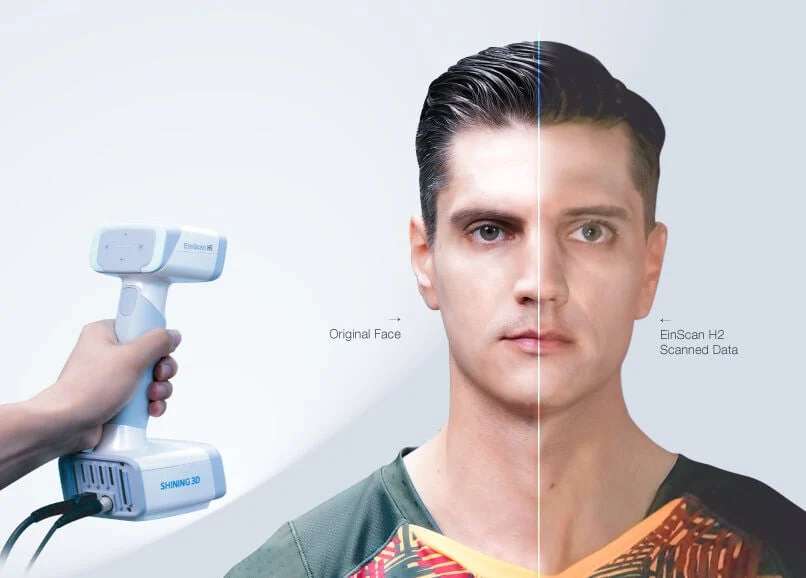 Escáner 3D portátil mostrado junto al rostro de un hombre, dividido entre la realidad y los datos escaneados