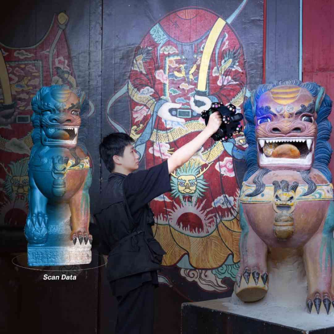 Escáner de mano escaneando una estatua pintada de un león guardián; al lado se muestra el resultado azul del escaneado 3D