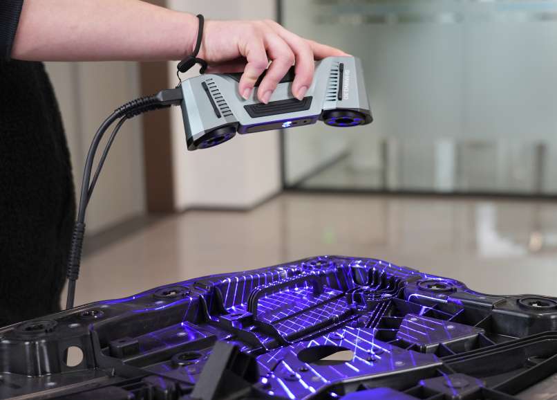 Diseño ergonómico y ultraligero de 620 g del escáner Shining3D FreeScan Combo, ideal para sesiones de digitalización prolongadas.