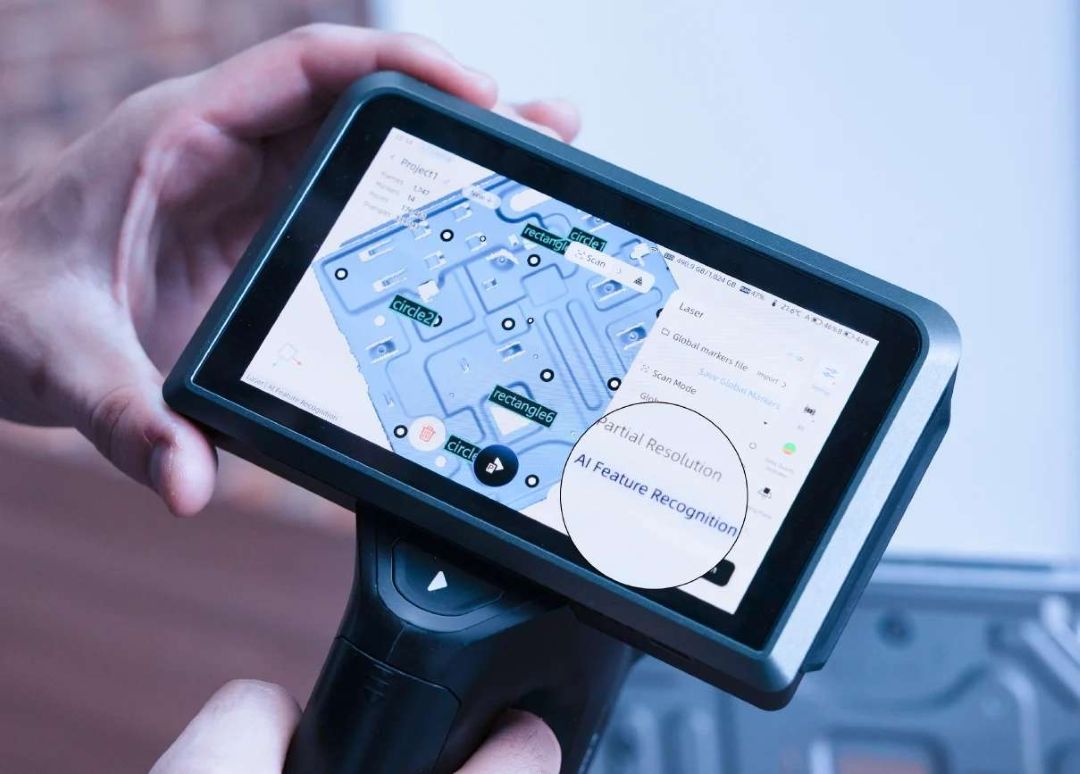 Pantalla táctil del FreeScan Omni mostrando la interfaz de reconocimiento de características IA con detección automática de agujeros circulares, rectangulares y ranuras en un componente mecanizado