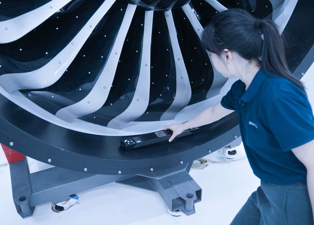 FreeScan Omni escaneando un componente de turbina de motor a reacción de gran tamaño, demostrando la fotogrametría de vídeo VPG para precisión volumétrica en objetos grandes