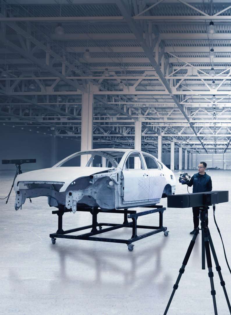 Escaneo completo de una carrocería BIW en una fábrica con el FreeScan Trak Pro2, mostrando el resultado del escaneo 3D completo debajo de la carrocería física