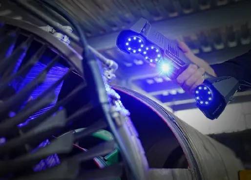 FreeScan Trio escaneando una pieza industrial grande con 98 líneas láser sin marcadores