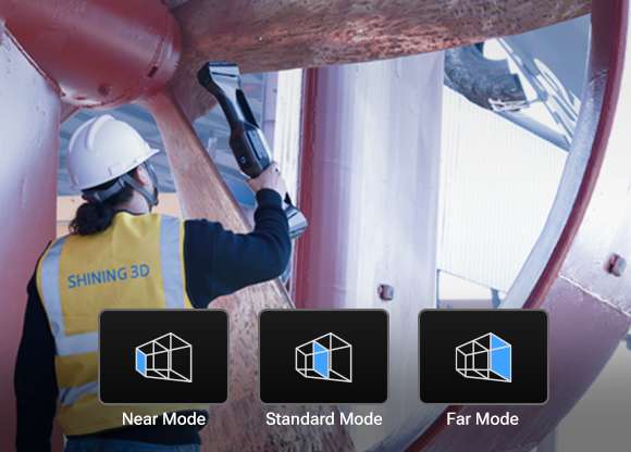 Técnico escaneando el interior de una estructura cilíndrica de gran tamaño con FreeScan UE Nova, con la interfaz de selección de modo Cercano, Estándar y Lejano