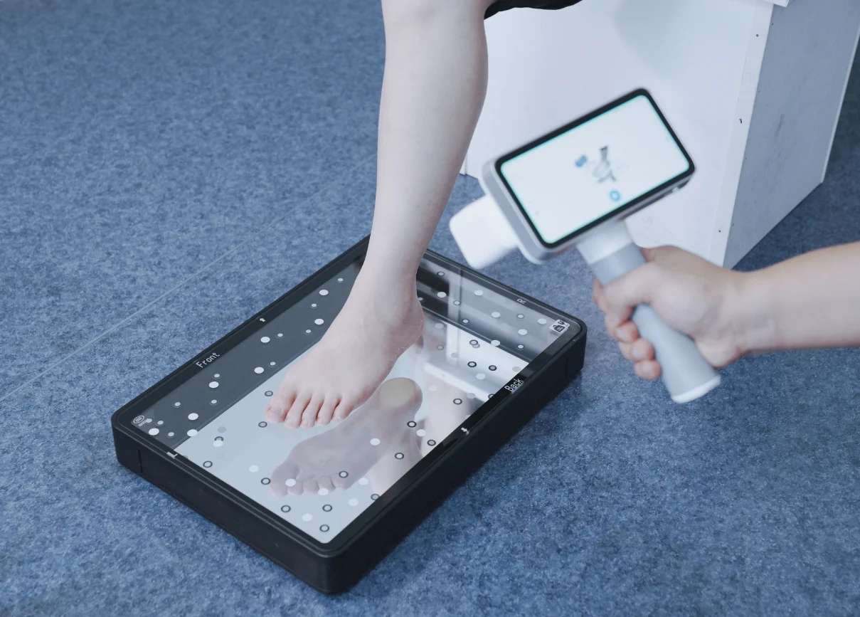 EinScan Medixa compatible con el accesorio FootStation 2 de Shining3D para escaneo estandarizado del pie