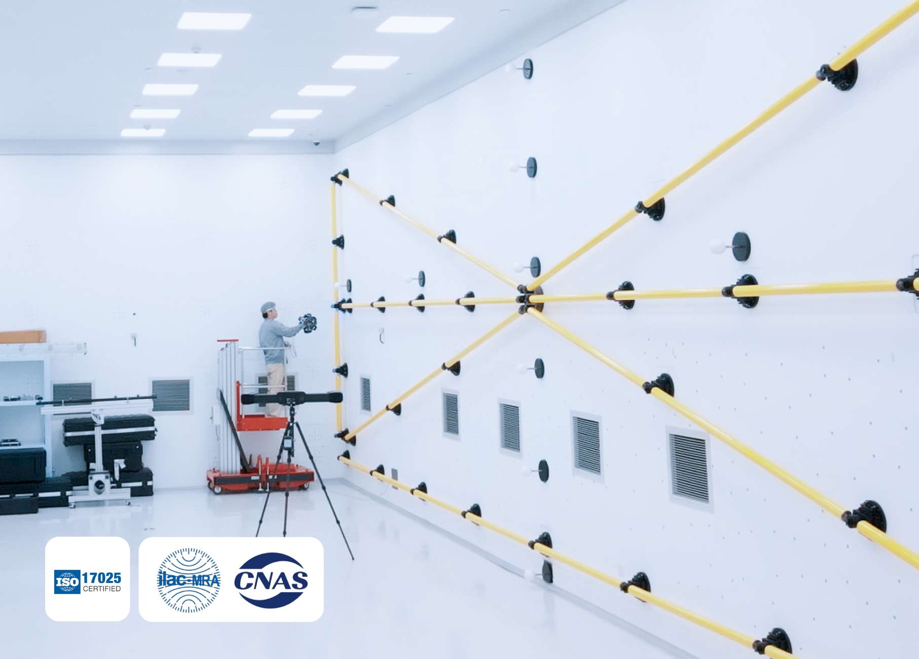 Laboratorio de precisión de Shining3D con muro de artefactos de referencia y sellos de certificación ISO 17025, ILAC-MRA y CNAS empleados para calibrar el OptimScan Q9