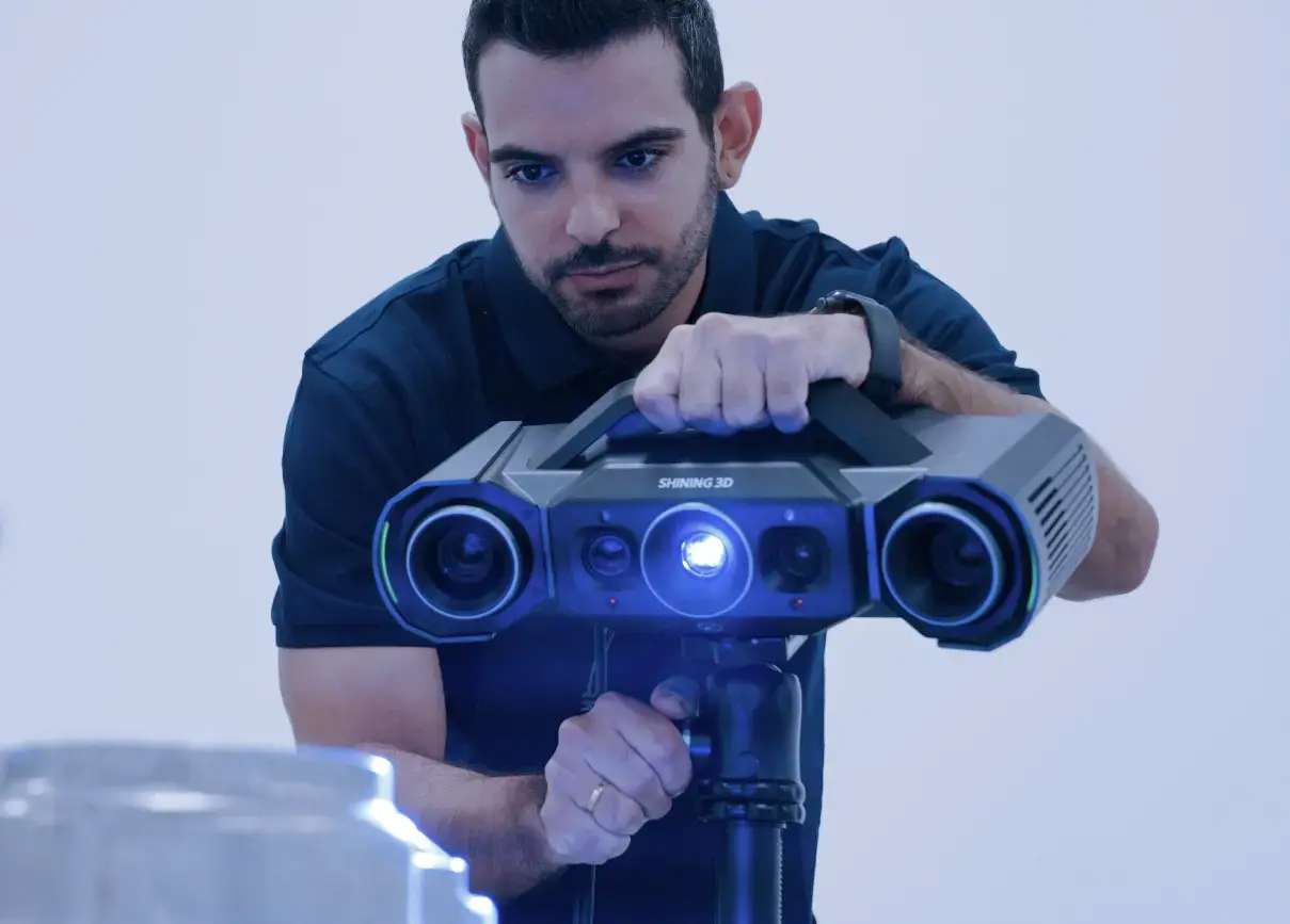 Primer plano del Shining3D OptimScan Q9 mostrando las cuatro cámaras de alta resolución y el proyector LED azul central en el cabezal de escaneo