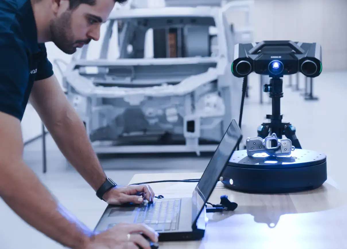 Comparativa lado a lado del escaneo de una carcasa plástica con MSF desactivado (datos incompletos con huecos) frente a MSF activado (cobertura azul completa)