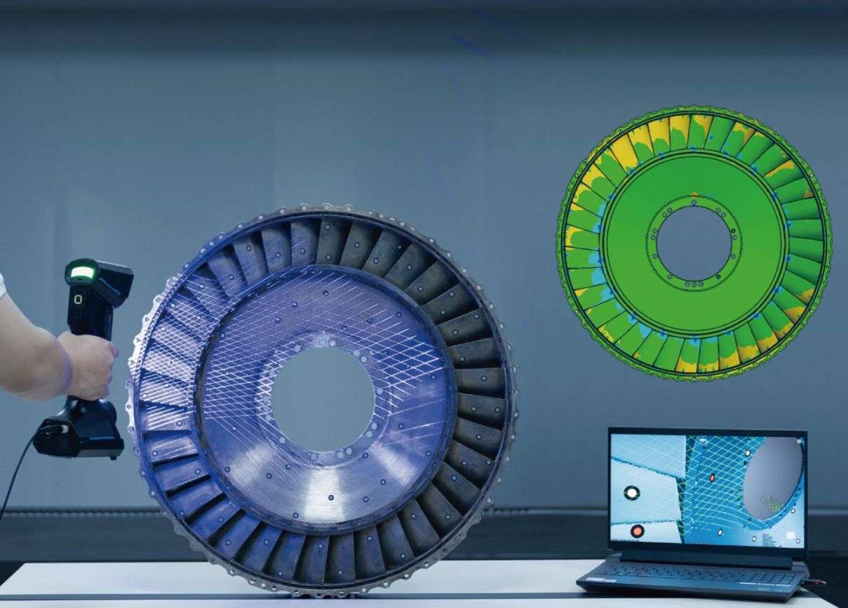 FreeScan UE Pro escaneando un anillo de turbina de motor a reacción con mapa de desviaciones en colores mostrado en un portátil, demostrando la exactitud metrológica de 0,02 mm