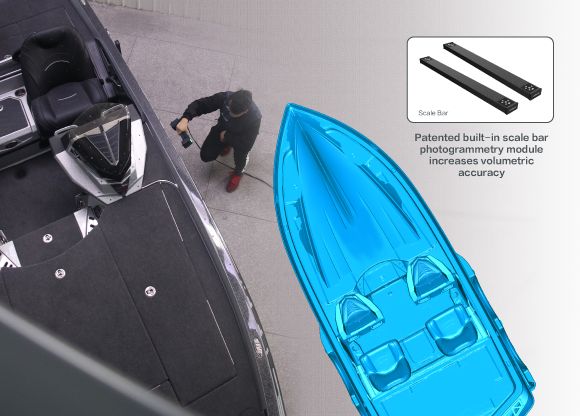 Vista cenital de un barco siendo escaneado con el FreeScan UE Pro mediante el módulo de fotogrametría con barra de escala patentada, sin necesidad de marcadores codificados