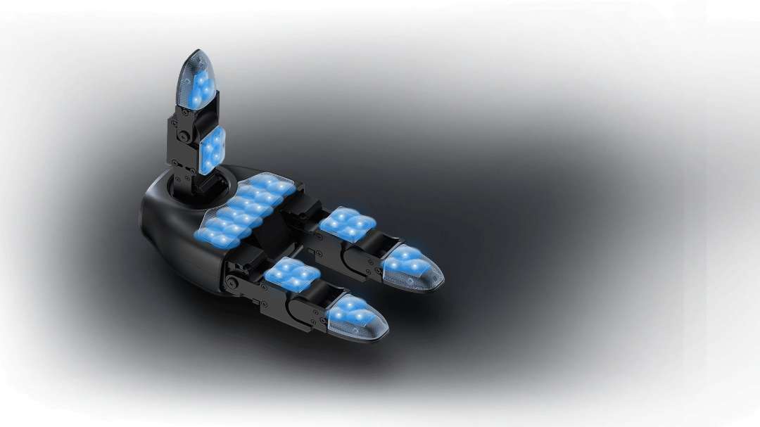 Tres dedos de robot con las almohadillas de sensores iluminadas en azul en los dedos y en la palma