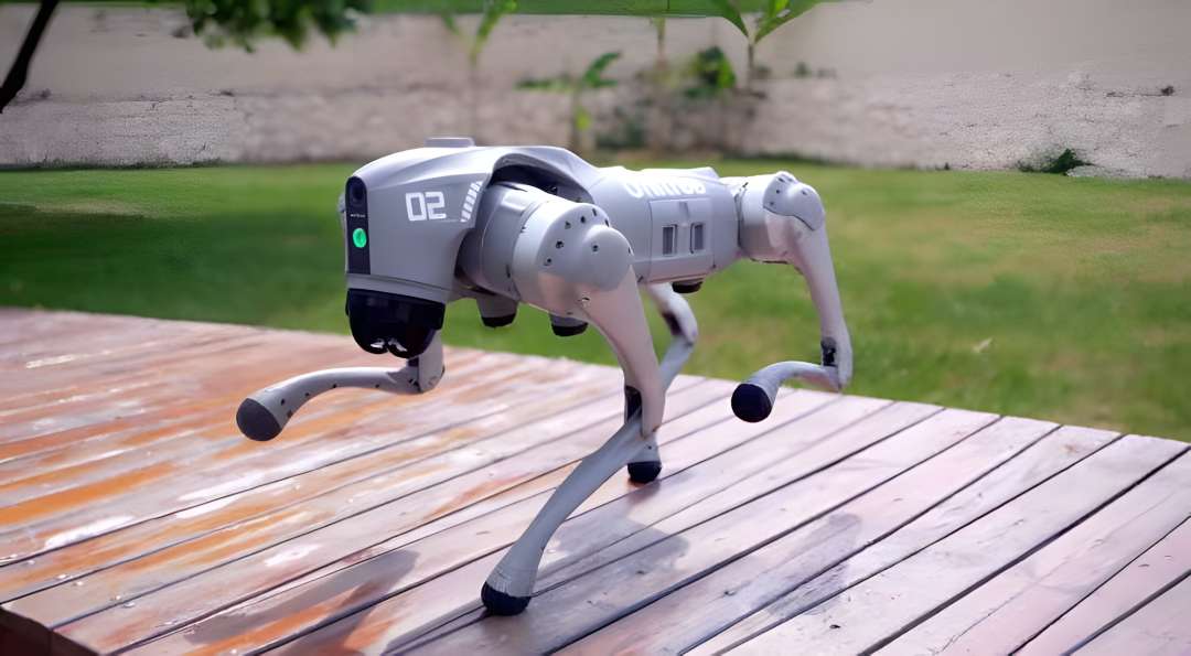 Robot cuadrúpedo Unitree Go2 Pro realizando un movimiento dinámico sobre una tarima de madera al aire libre, demostrando agilidad y equilibrio