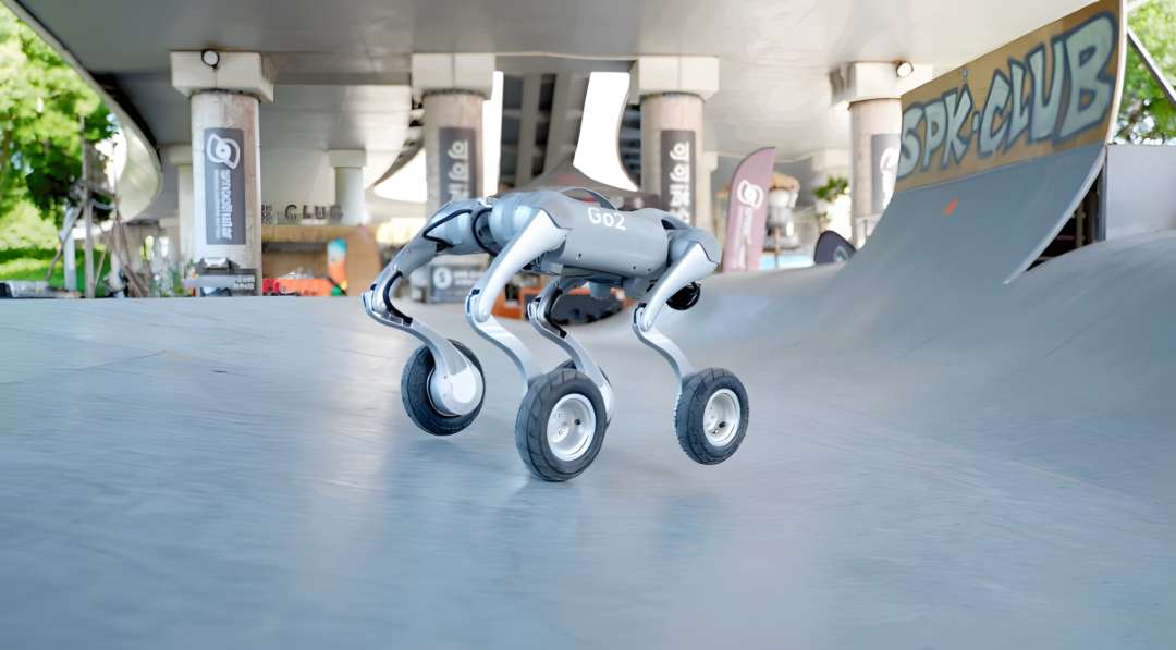 Perro robot con ruedas Unitree Go2 recorriendo una rampa de hormigón curva en un skatepark al aire libre, manteniendo un contacto estable de cuatro ruedas a velocidad con la etiqueta Go2 visible en el cuerpo