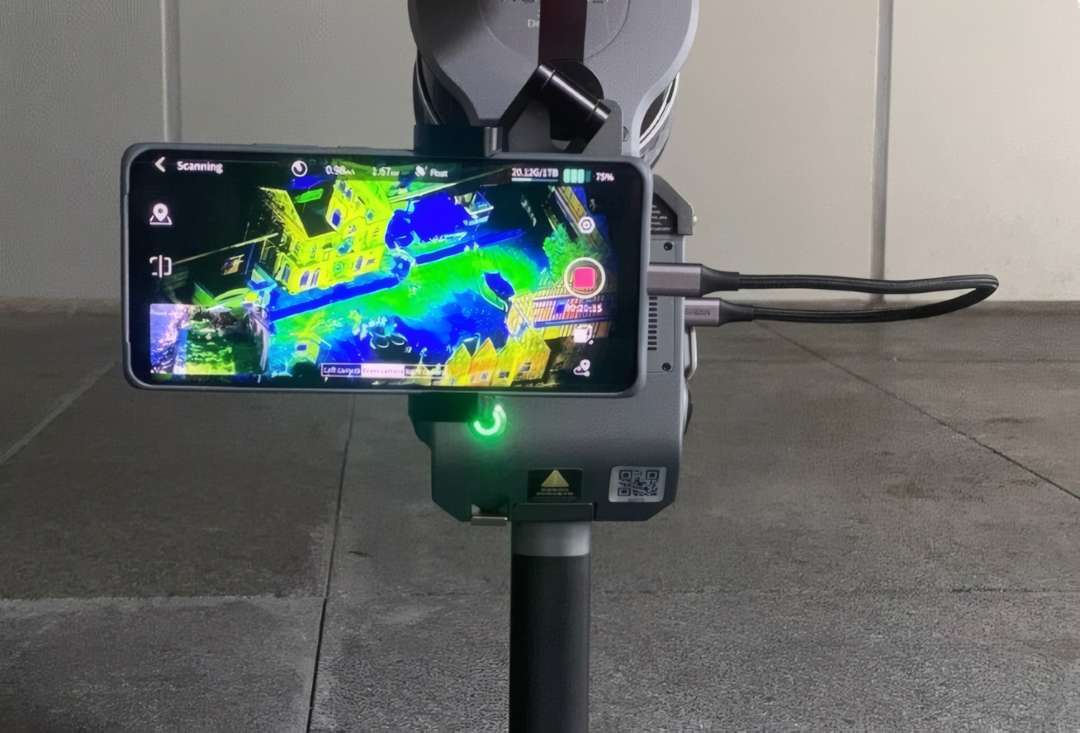 Smartphone montado en el escáner L2 Pro mostrando la nube de puntos en color durante el escaneo