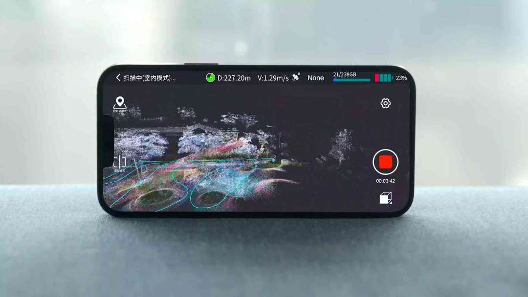 Smartphone con la pantalla ampliada mostrando el mapa tridimensional y el panel de telemetría del escáner