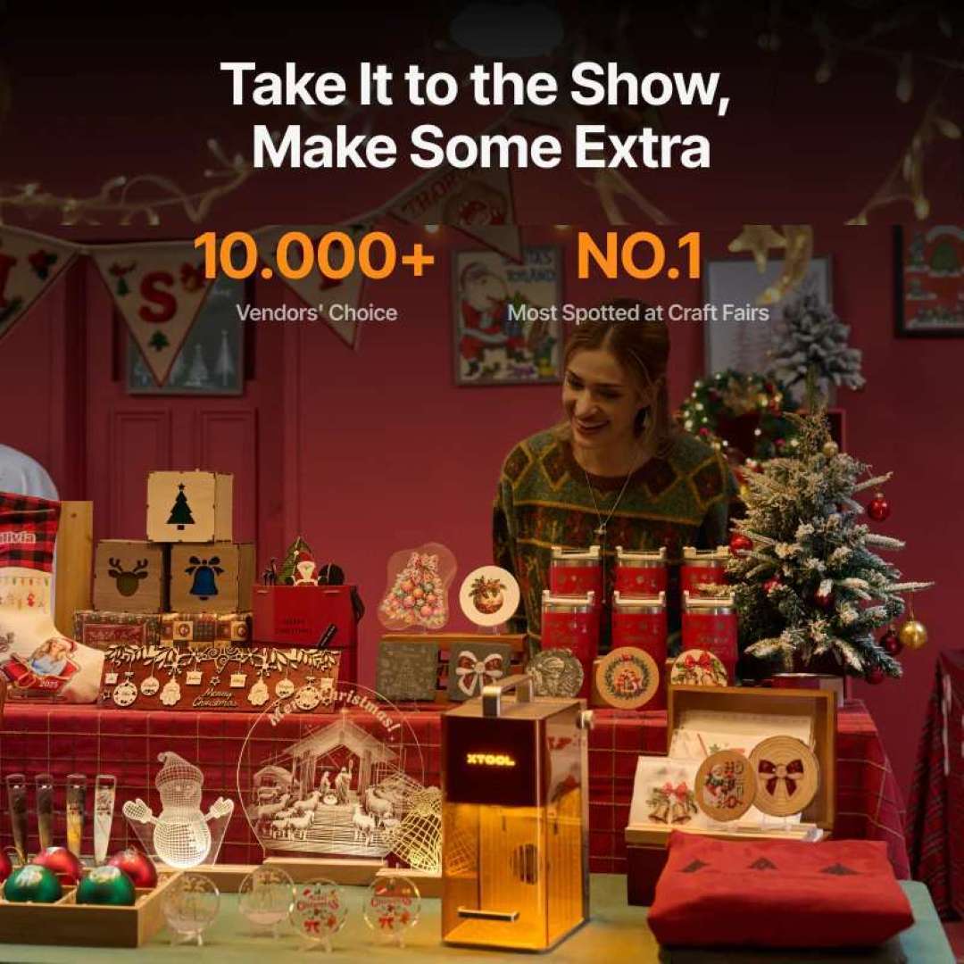 xTool F2 láser portátil en uso en un puesto de feria de artesanía, grabando artículos personalizados para clientes