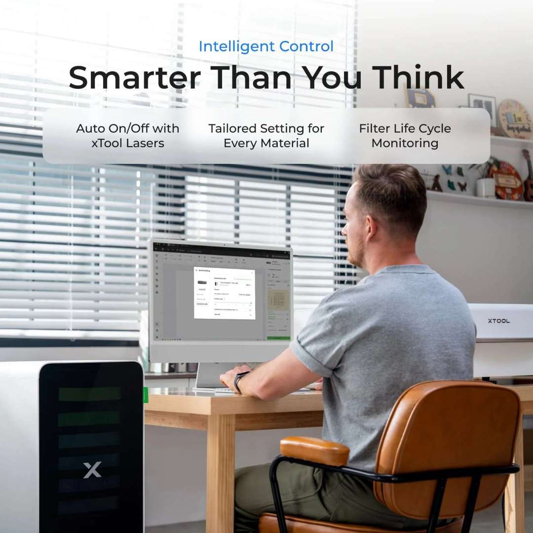 Purificador de humos xTool con optimización del caudal específica para cada material, sincronización automática con el láser y monitorización integrada del ciclo de vida del filtro.