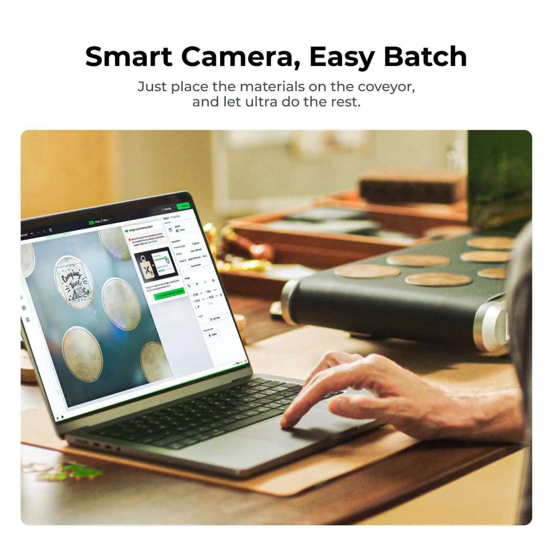 Pantalla de portátil con xTool Studio mostrando posavasos circulares autodetectados en la cinta del transportador, vista previa del diseño junto al transportador físico con rondas de madera al fondo
