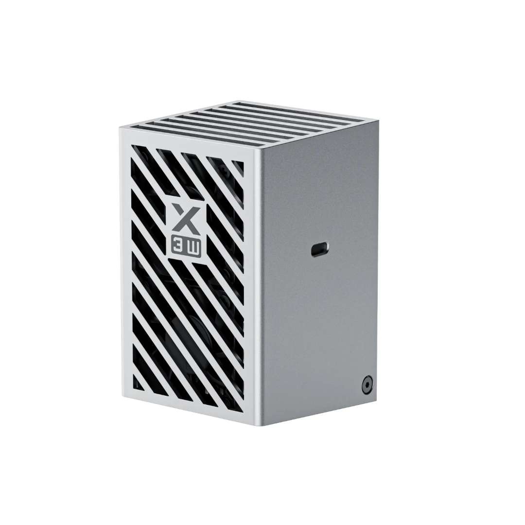 Carcasa compacta de aluminio plateado con rejilla de ventilación diagonal, etiquetada X 3W, con puerto USB-C visible