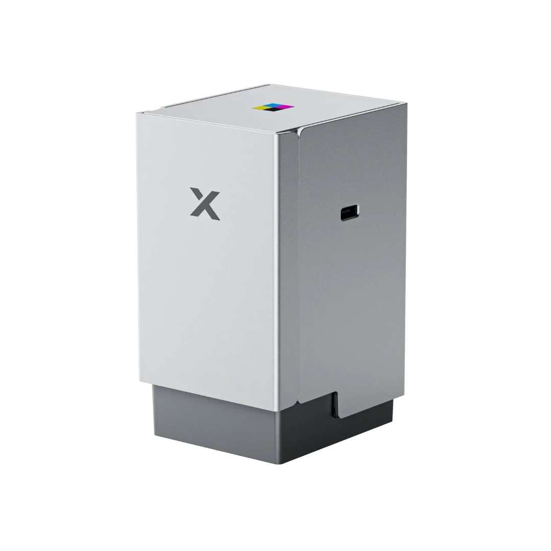 Unidad de cartucho blanca compacta con indicador de color CMYK en la parte superior y logotipo de la marca en el panel frontal